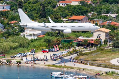 Skiathos, Yunanistan - 30 Haziran 2023: Yunanistan 'daki Skiathos Havaalanı' nda (JSI) Neos Boeing 737-800 uçağı.