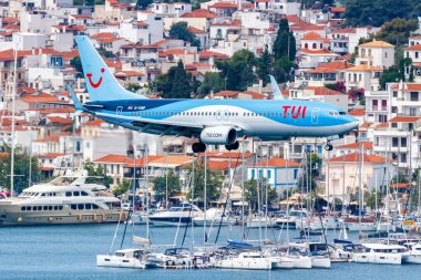 Skiathos, Yunanistan - 26 Haziran 2023: TUI Airways Boeing 737-800 uçağı Yunanistan Skiathos Havaalanı 'nda (JSI).