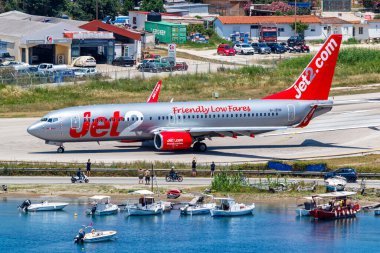 Skiathos, Yunanistan - 28 Haziran 2023: Yunanistan 'daki Skiathos Havaalanı' nda (JSI) Jet2 Boeing 737-800 uçağı.