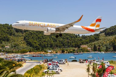 Skiathos, Yunanistan - 25 Haziran 2023: Yunanistan 'daki Skiathos Havaalanı' nda Sunclass Airbus A321 uçağı.