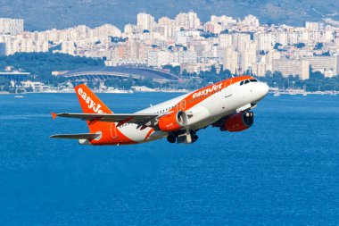 Split, Hırvatistan - 31 Mayıs 2023: Hırvatistan 'ın Split Havalimanı' ndaki EasyJet Airbus A319 uçağı (SPU).
