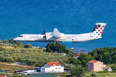 Split, Hırvatistan - 28 Mayıs 2023: Hırvatistan Havayolları De Havilland Canada Hırvatistan 'daki Split Havalimanı' nda (SPU) 8 Q400 'lük bir uçak indirdi.
