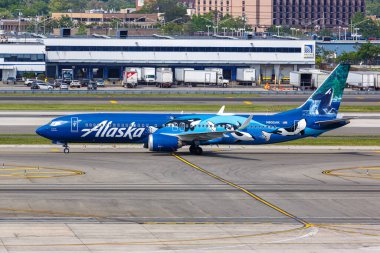 New York, Amerika Birleşik Devletleri - 12 Mayıs 2023: Alaska Havayolları Boeing 737-9 MAX uçağı ile ABD 'deki New York JFK Havaalanı' nda Batı Yakası Harikalar Özel Ahırı.