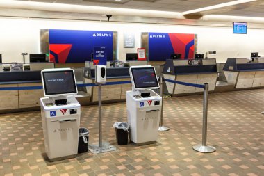 Albuquerque, ABD - 9 Mayıs 2023: ABD 'deki Albuquerque havaalanı (ABQ) Delta Hava Hatları check-in.