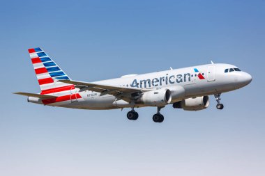 Dallas, ABD - 5 Mayıs 2023: Amerika Birleşik Devletleri 'nde Dallas Fort Worth Havalimanı' nda Amerikan Hava Yolları A319 uçağı.