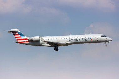 Dallas, ABD - 5 Mayıs 2023: Amerika Birleşik Devletleri 'nde Dallas Fort Worth Havalimanı' nda Amerikan Kartalı SkyWest Airlines Bombardier CRJ700 uçağı.