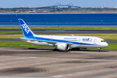 Tokyo, Japonya - 6 Ekim 2023: ANA All Nippon Airways Boeing 787-8 Dreamliner uçağı Tokyo Haneda Havaalanı (HND).