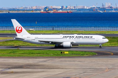 Tokyo, Japonya - 6 Ekim 2023: Japon Havayolları JAL Boeing 767-300ER uçağı Tokyo Haneda Havaalanı 'nda (HND).
