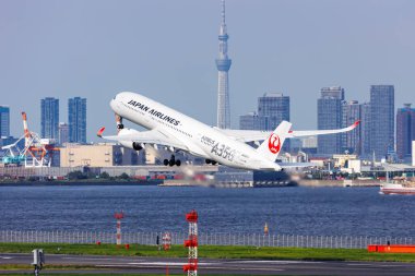 Tokyo, Japonya - 25 Eylül 2023: Japon Havayolları JAL Airbus A350-900 uçağı Tokyo Haneda Havaalanı 'nda (HND).