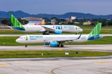 Hanoi, Vietnam - 7 Ekim 2023: Bamboo Airways Airbus ve Boeing uçakları Vietnam 'daki Hanoi Havaalanı' nda (HAN).