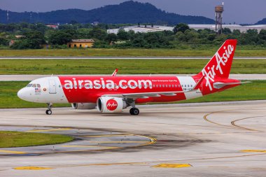 Hanoi, Vietnam - 7 Ekim 2023: AirAsia Airbus A320neo uçağı, Hanoi Havaalanı (HAN), Vietnam.