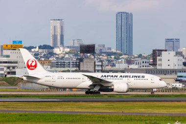 Osaka, Japonya - 1 Ekim 2023: Japon Havayolları JAL Boeing 787-8 Dreamliner uçağı Japonya 'daki Osaka Itami Havalimanı' nda (ITM).