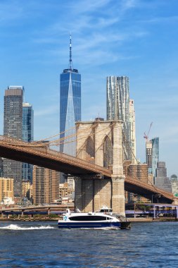 Brooklyn Köprüsü, Dünya Ticaret Merkezi gökdeleni ve ABD 'de seyahat eden feribot portresi formatıyla New York şehrinin silüeti