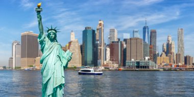Manhattan 'ın New York şehrinin silueti Özgürlük Heykeli ve Dünya Ticaret Merkezi fotomontaj panoramıyla Birleşik Devletler' de seyahat ediyor.