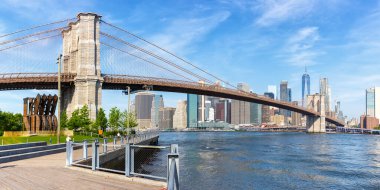 Brooklyn Köprüsü ve Dünya Ticaret Merkezi gökdeleni ABD 'de seyahat ederken New York City' nin silueti