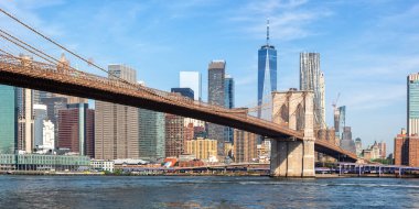 Brooklyn Köprüsü ve Dünya Ticaret Merkezi gökdeleniyle New York City silueti ABD 'de geziyor.
