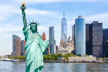 Manhattan 'ın New York şehrinin ufuk çizgisi ABD' de seyahat eden Özgürlük Heykeli ve Dünya Ticaret Merkezi fotomontajı