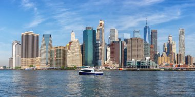 Dünya Ticaret Merkezi gökdeleni ve ABD 'de seyahat eden feribot manzaralı New York City silüeti