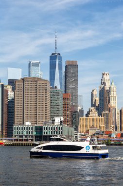 Dünya Ticaret Merkezi gökdeleni ve ABD 'de seyahat eden feribot portresi formatıyla New York şehrinin silüeti