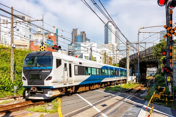 2023年9月26日 東京都ヨギ近郊の西京線Jr東日本鉄道の通勤列車 — ストック写真