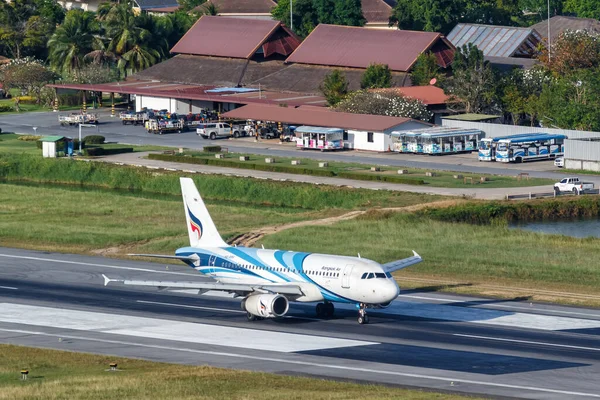 Ko Samui, Tayland - 11 Şubat 2023: Bangkok Air Airbus A319 uçağı Tayland 'daki Ko Samui Havaalanı' nda (USM).