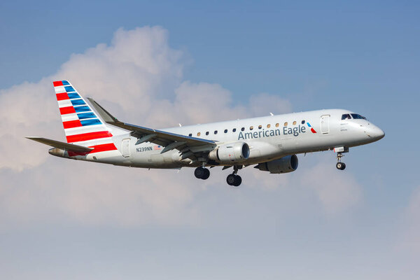 Даллас, США - 5 мая 2023 года: самолет American Eagle Envoy Air Embraer 175 в аэропорту Далласа Форт-Уэрт (DFW) в США.