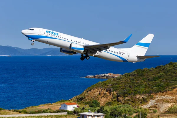 Skiathos, Yunanistan - 30 Haziran 2023: Yunanistan 'daki Skiathos Havalimanı' nda (JSI) Air Boeing 737-800 uçağına girin.