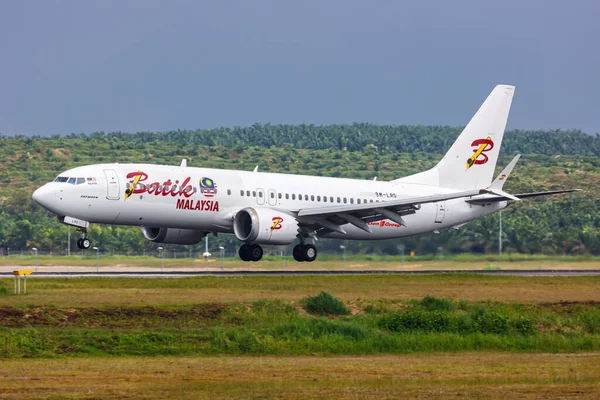 Kuala Lumpur, Malezya - 5 Şubat 2023: Batik Air Malezya Boeing 737 MAX 8 uçağı Malezya 'daki Kuala Lumpur Havalimanı.