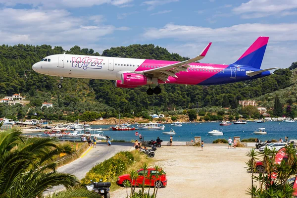 Skiathos, Yunanistan - 26 Haziran 2023: Wizzair Airbus A321 Yunanistan 'daki Skiathos Havaalanı' nda (JSI).