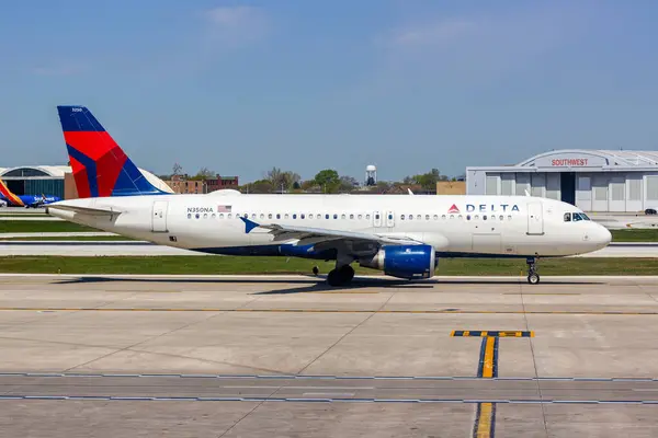 Chicago, ABD - 4 Mayıs 2023: Delta Air Lines Airbus A320, Chicago Midway Havaalanı (MDW).