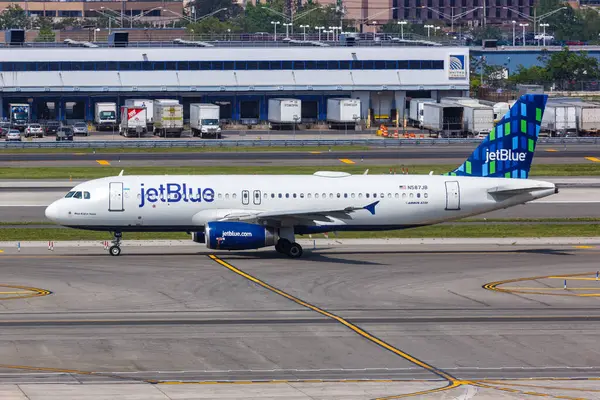 New York, ABD - 12 Mayıs 2023: JetBlue Airbus A320, New York JFK Havaalanı, ABD.