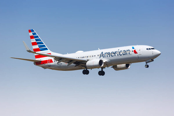 Даллас, США - 5 мая 2023 года: Самолет Boeing 737-800 American Airlines в аэропорту Даллас Форт-Уэрт (DFW) в США.