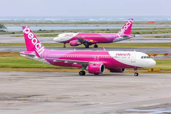 Okinawa Japan October 2023 Peach Airbus A320 Airplanes Okinawa Naha — Stock Photo, Image