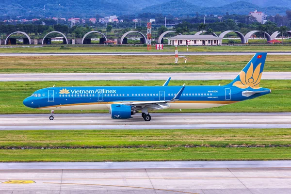 Hanoi, Vietnam - 7 Ekim 2023: Vietnam Havayolları Airbus A321neo uçağı, Hanoi Havaalanı 'nda (HAN).