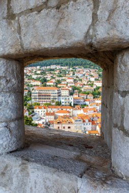 Hırvatistan 'da seyahat eden kale portresi formatının duvarındaki bir açıklıktan eski Dubrovnik kentinin manzarası