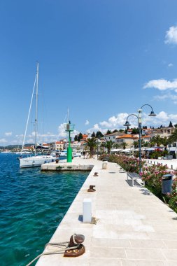 Akdeniz 'de Rogoznica Rıhtımı ve marinası Hırvatistan' da seyahat portresi formatında