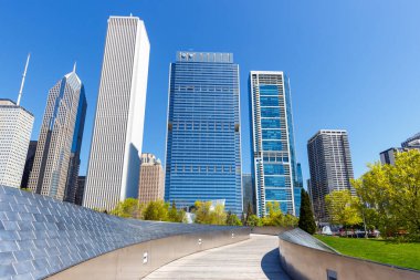 Chicago şehir merkezi gökdelen ve BP yaya köprüsü Birleşik Devletler 'de seyahat ediyor.