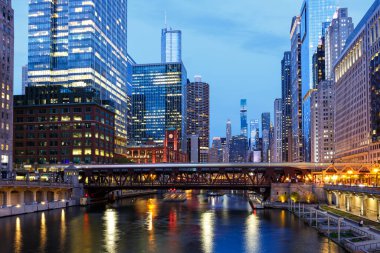 Chicago City gökdeleni Chicago Nehri köprüsünde Amerika Birleşik Devletleri 'nde seyahat ediyor.