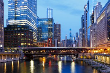 Chicago City gökdeleni Chicago Nehri köprüsünde Amerika Birleşik Devletleri 'nde seyahat ediyor.
