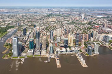 New York yakınlarındaki Jersey City New Jersey, Amerika Birleşik Devletleri 'nde Hudson Nehri hava manzaralı fotoğrafıyla geziyor.