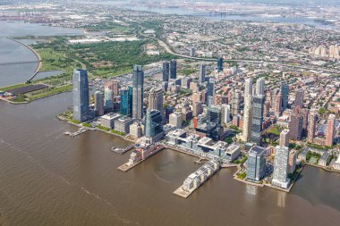 New York yakınlarındaki Jersey City New Jersey, Amerika Birleşik Devletleri 'nde Hudson Nehri hava manzaralı fotoğrafıyla geziyor.