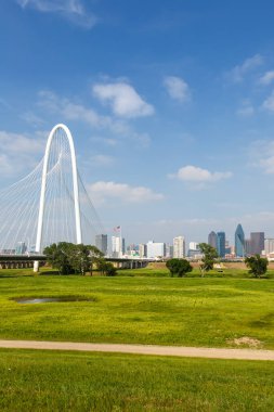 Dallas silueti Trinity Nehri ve Margaret Hunt Hill Köprüsü Portre formatında Teksas 'ta seyahat ediyor.