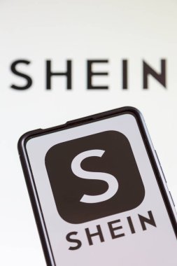Stuttgart, Almanya - 20 Temmuz 2023: Shein logosu Stuttgart, Almanya 'da bir cep telefonu ve bilgisayar ekranında çevrimiçi pazar ekommersi.