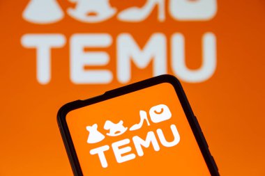 Stuttgart, Almanya - 19 Temmuz 2023: Almanya 'nın Stuttgart kentindeki bir cep telefonu ve bilgisayar ekranında Temu logosu çevrimiçi pazar ekommersi.