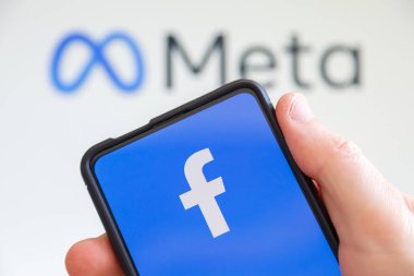 Stuttgart, Almanya - 20 Temmuz 2023: Stuttgart, Almanya 'da Facebook ve Meta logolu bir cep telefonu.