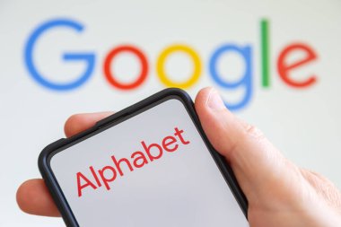Stuttgart, Almanya - 20 Temmuz 2023: Almanya 'nın Stuttgart kentindeki bilgisayar donanım yazılım üreticisi ekranın Google ve Alfabe logosunun bulunduğu cep telefonu.