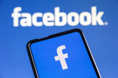 Stuttgart, Almanya - 20 Temmuz 2023: Stuttgart, Almanya 'da bir cep telefonu ve bilgisayar ekranında Facebook logosu sosyal medya.