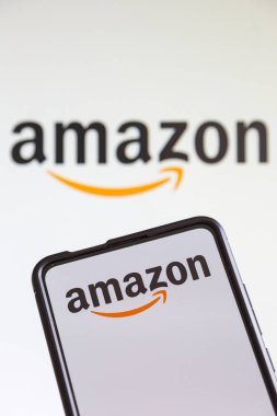 Stuttgart, Almanya - 20 Temmuz 2023: Amazon çevrimiçi pazar logosu Stuttgart, Almanya 'da bir cep telefonu ve bilgisayar ekranında.