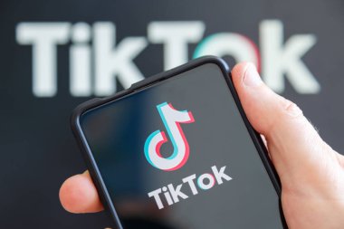 Stuttgart, Almanya - 20 Temmuz 2023: Stuttgart, Almanya 'da TikTok logosu olan bir cep telefonu.