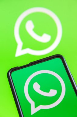 Stuttgart, Almanya - 20 Temmuz 2023: Stuttgart, Almanya 'da bir cep telefonu ve bilgisayar ekranında WhatsApp logo kurye uygulaması.
